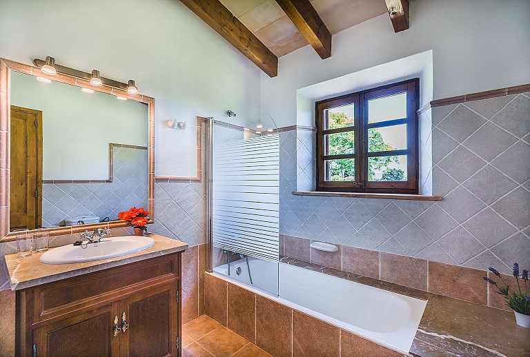 Badezimmer Badewanne Waschbecken Spiegel Fenster