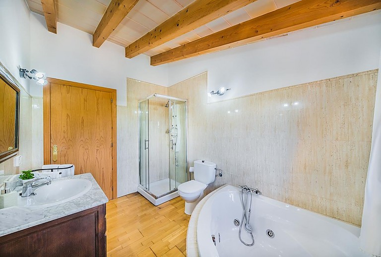Badezimmer Toilette Wanne Waschbecken Spiegel