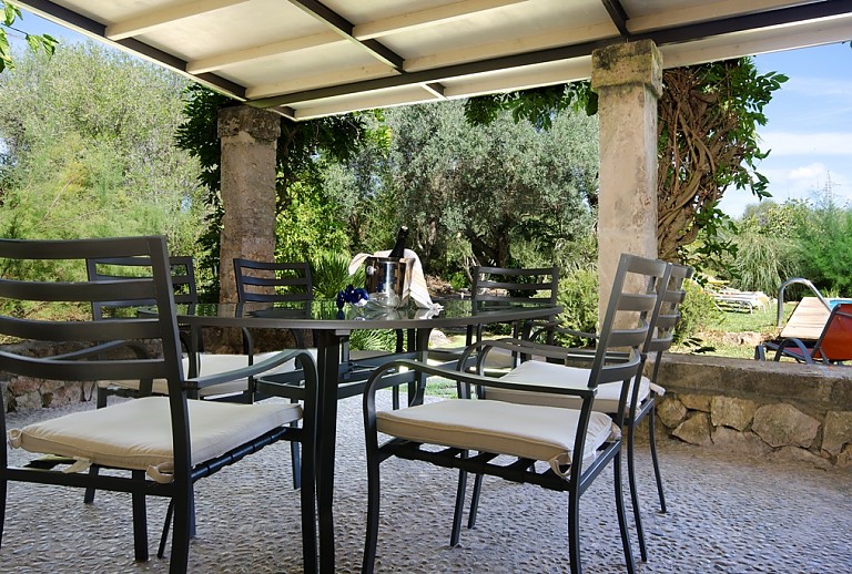 Terrasse Gartentisch Stuehle Poolblick Sonnenliegen Pflanzen