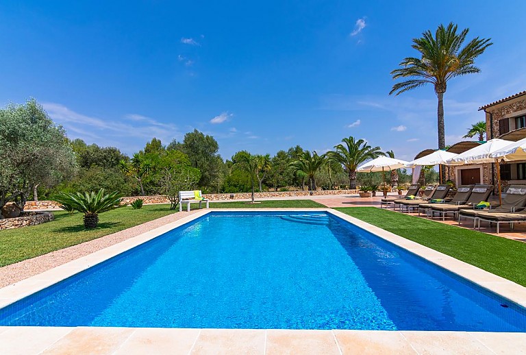 Finca Sonnenschirme Poolliegen Pool