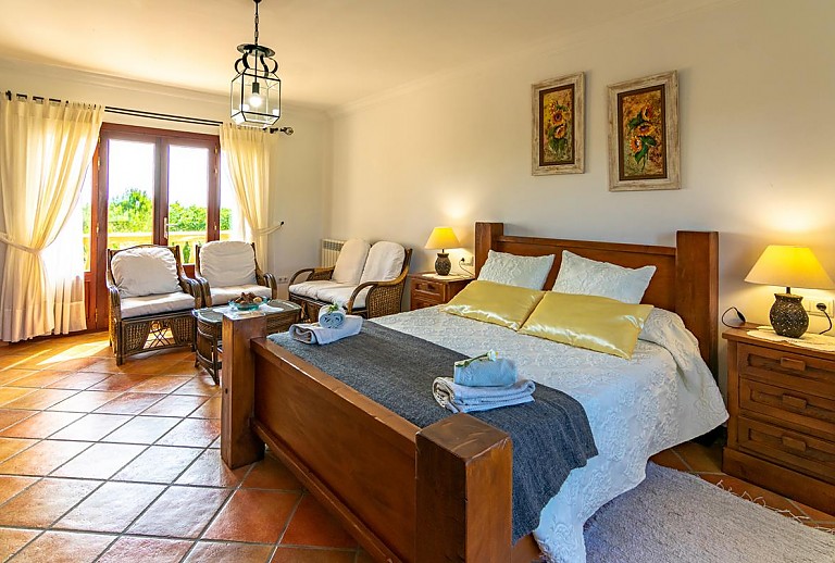 Doppelbett Sitzecke Tisch Nachttisch