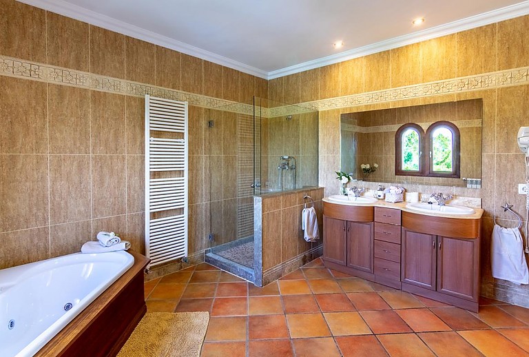 Bad Dusche Waschbecken Spiegel Heizung