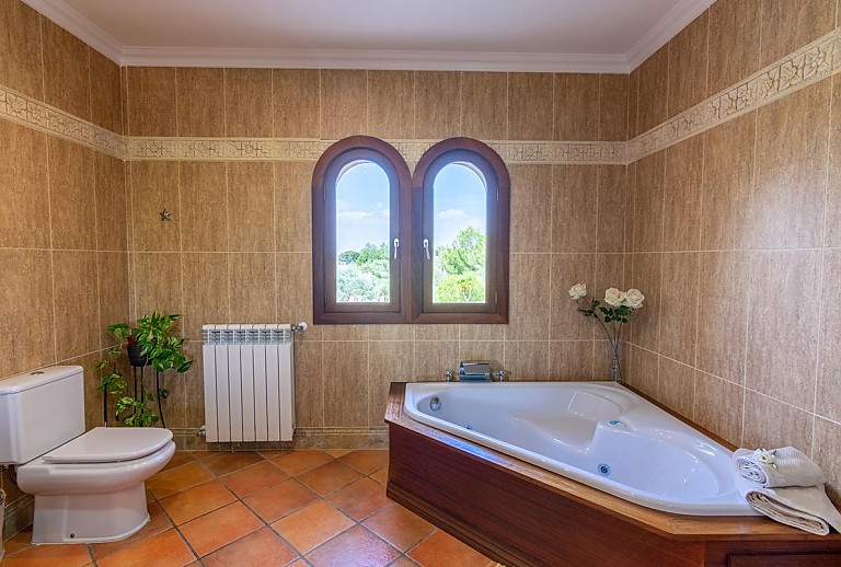 Wanne Fenster Heizung Waschbecken WC