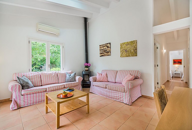 Kuechenbereich Tisch Stuehle Sofa Kamin Kommode Fernseher