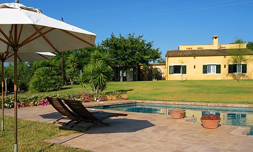 Sonnenschirm Sonnenliegen Pool Garten Finca Bäume