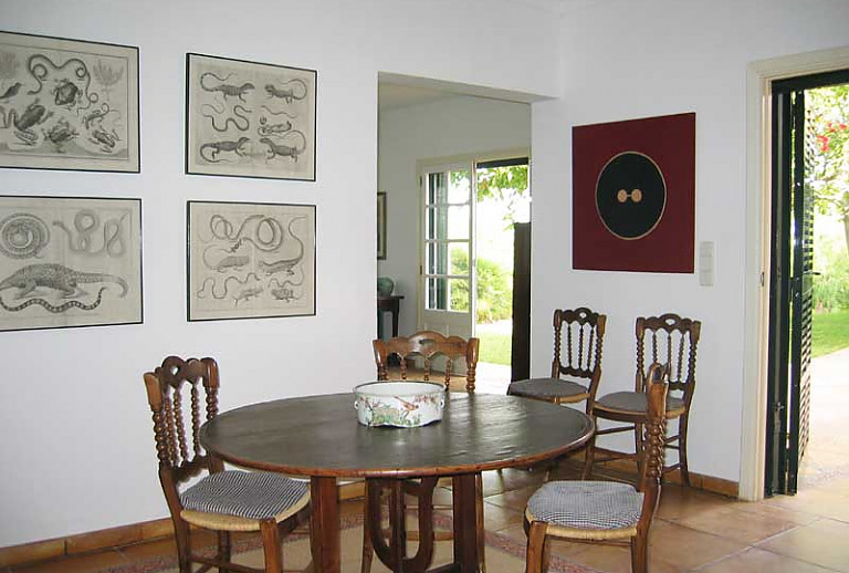 Tisch Bilder Stühle Fenster Tür