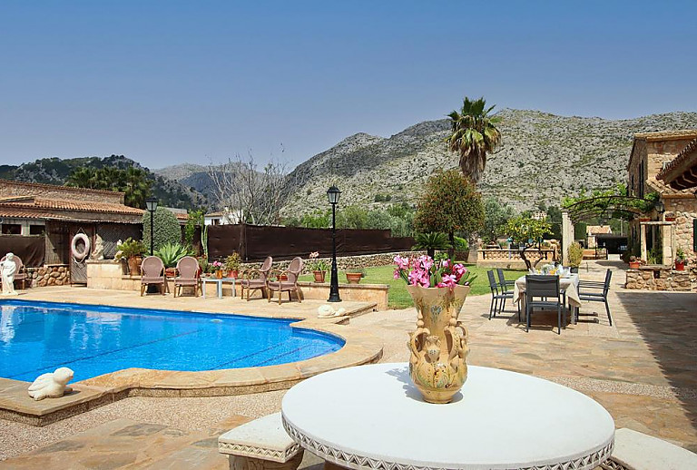 Pool Sonnenliegen Grillbereich Gartenmoebel