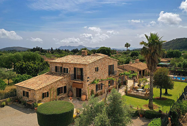Rasenflaeche Pool Schaukel Sonnenliegen 
