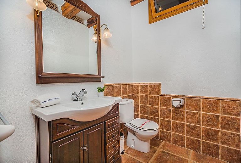 Badezimmer Waschbecken Spiegel WC Bidet Fenster
