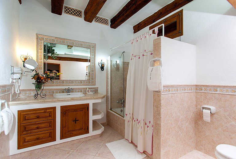 Badezimmer Wanne Spiegel Waschbecken Toilette