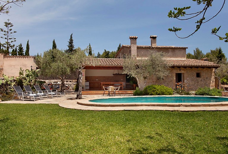 Rasenflaeche Pool Sonnenliegen Grillbereich Gartenmoebel