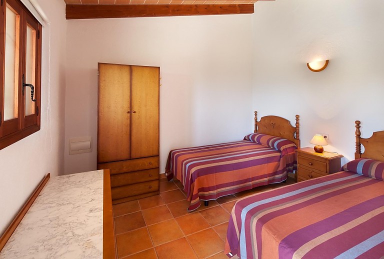 Schlafzimmer Betten Kleiderschrank Fenster