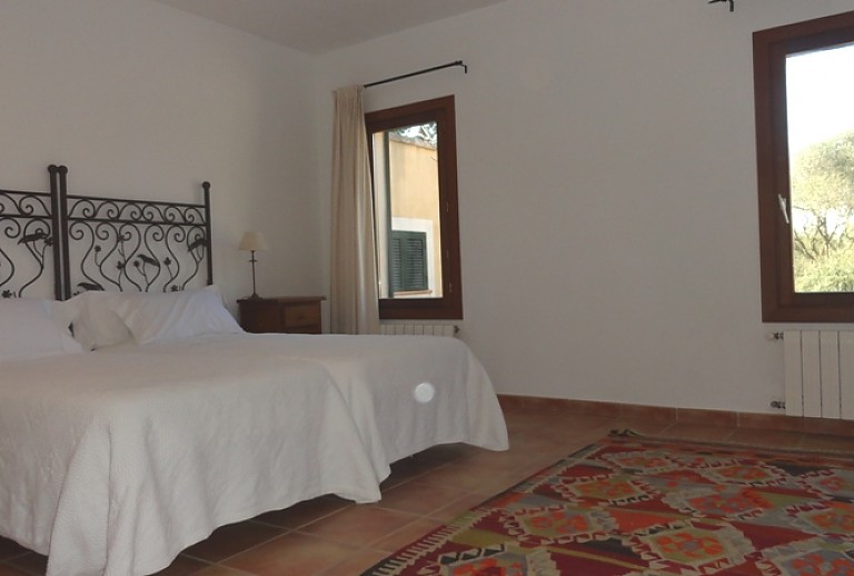 Schlahfzimmer Doppelbett Fenster