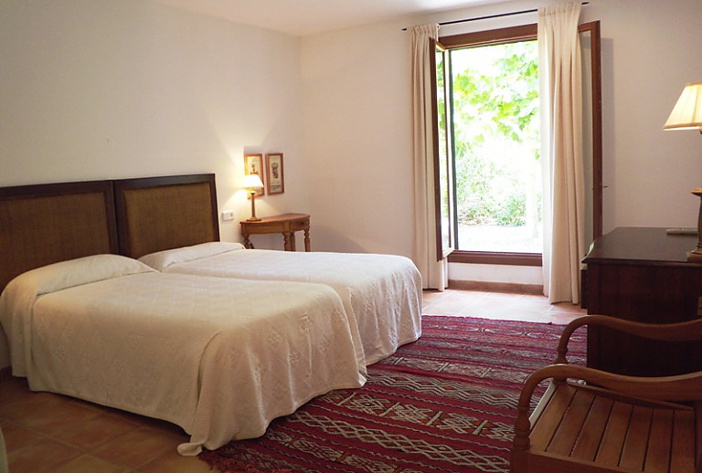 Schlahfzimmer Doppelbett Nachtisch Lampe