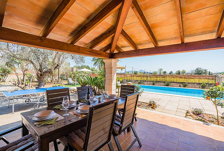 Terrasse Tisch Stuehle Pool Gartenmoebel Pflanzen