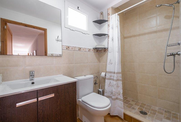 Badezimmer Wanne WC Waschbecken Spiegel
