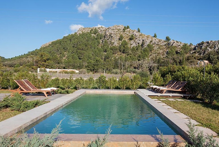 Aussenbereich Pool Sonnenliegen Rasen Bergblick