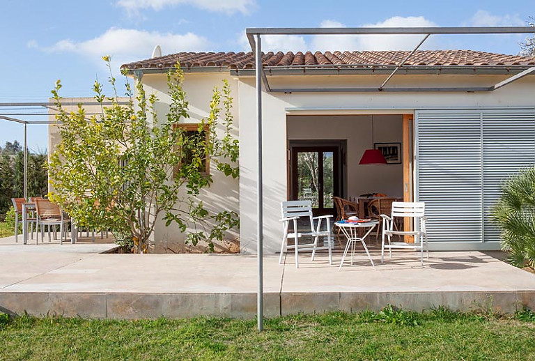 Aussenbereich Rasen Terrasse Tisch Stuehle