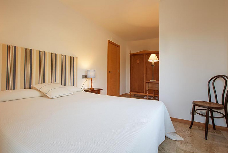 Schlafzimmer Doppelbett Nachttisch Lampe Stuhl Kleiderschrank 