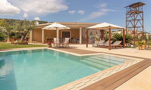 Gartenbereich Pool Liegen Sonnenschirm Terrasse Gartenmoebel Palmen Rasen