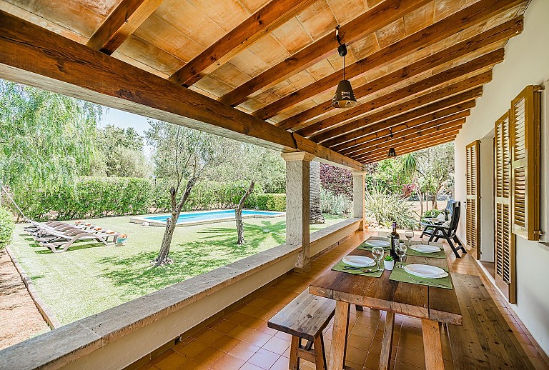 Terrasse Esstisch Sitzbaenke Pool Rasen Sonnenliegen 