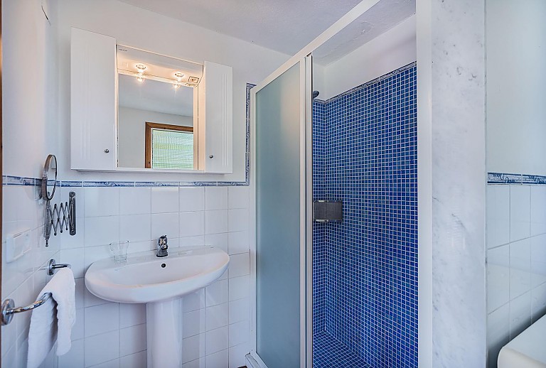Badezimmer Bidet WC Badewanne Waschbecken Spiegel Fenster