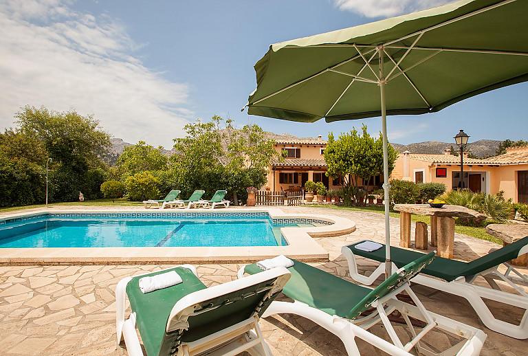 Aussenbereich Pool Liegen Sonnenschirm Tisch Stuhl