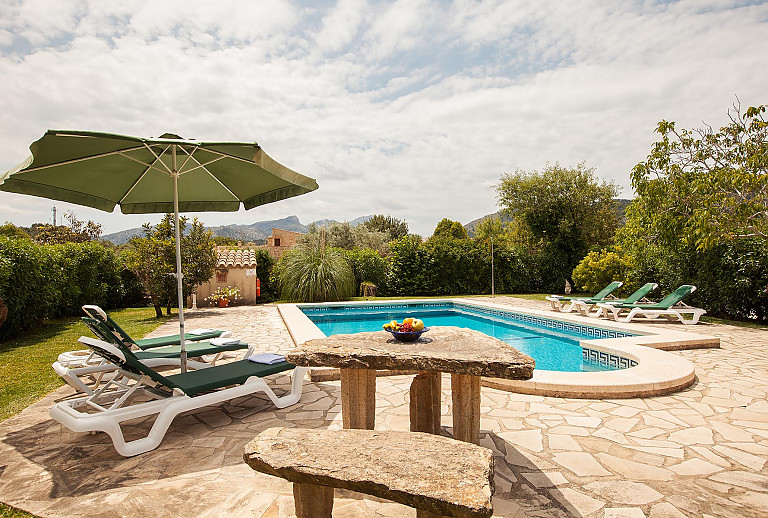 Gartenbereich Rasen Pool Sonnenschirm Sonnenliegen Sitzbank Tisch