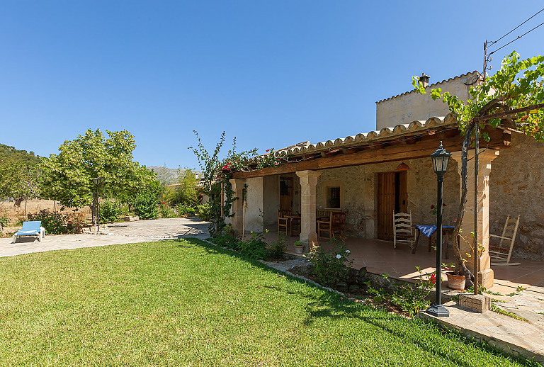 Terrasse Dach Rasen Finca