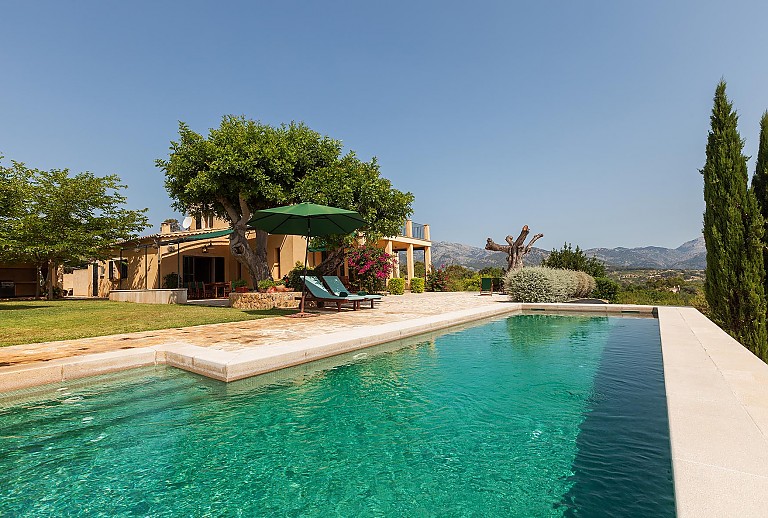 Aussenbereich Pool Sonnenschirm Liegen Terrasse Gartenmoebel