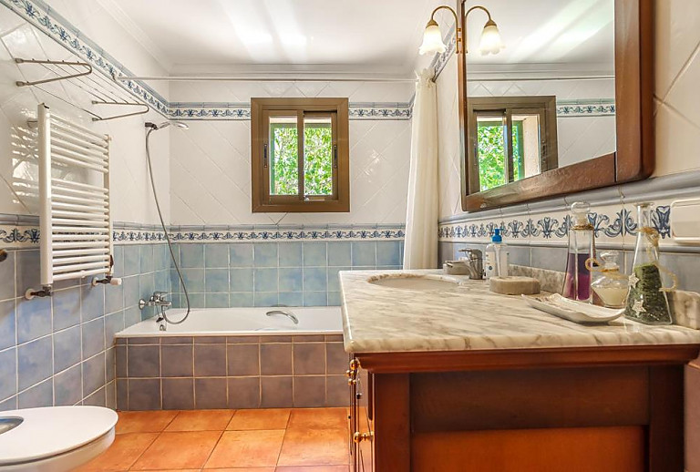 Badezimmer Waschbecken Spiegel Wanne Heizung