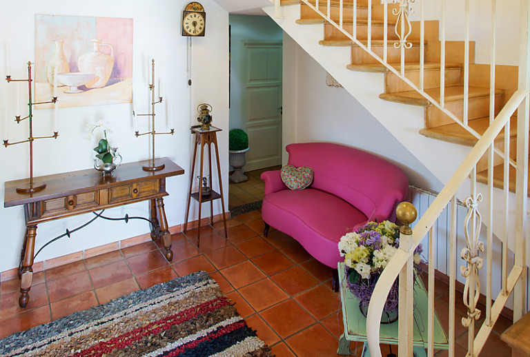 Eingang Treppe Sofa Uhr Läufer Bild