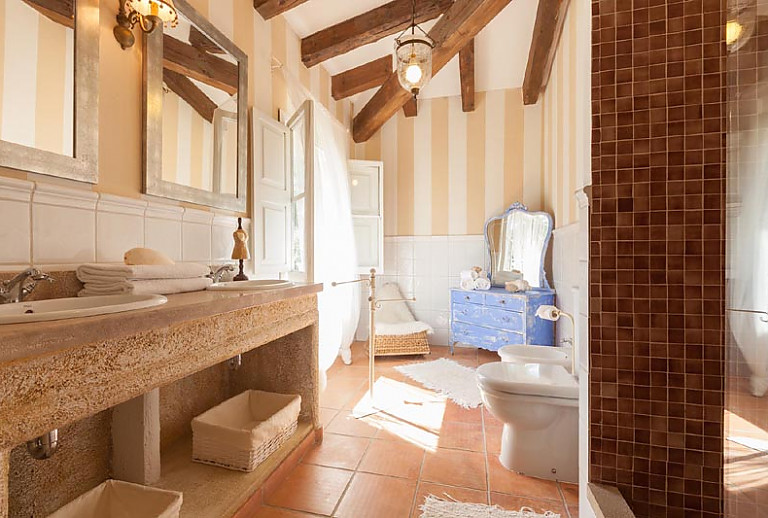 Badezimmer Spiegel Dusche Waschbecken WC