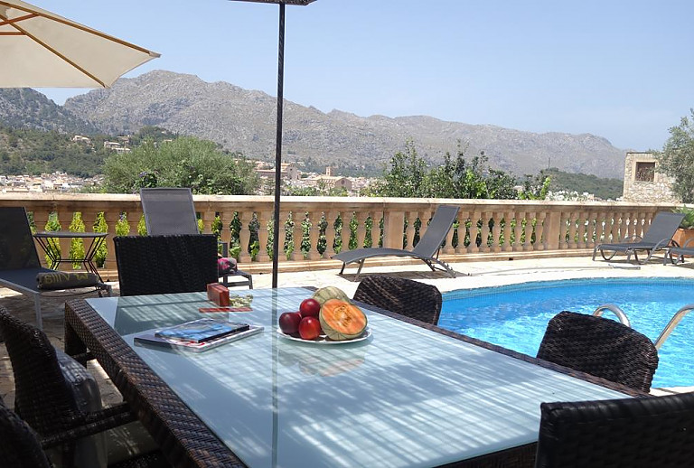 Terrasse Ueberdachung Bergblick Tisch Stühle Ferienhaus