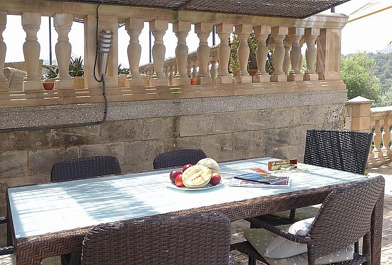 Pergola Tisch Stühle Terrasse Geländer