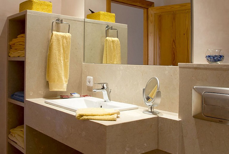 Badezimmer Waschbecken Spiegel Regale Handtuecher