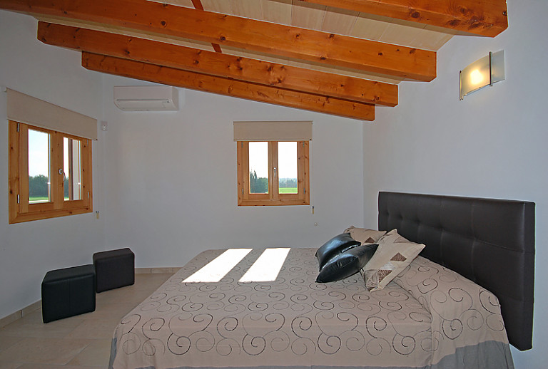 Schlafzimmer Doppelbett Fenster Lampe