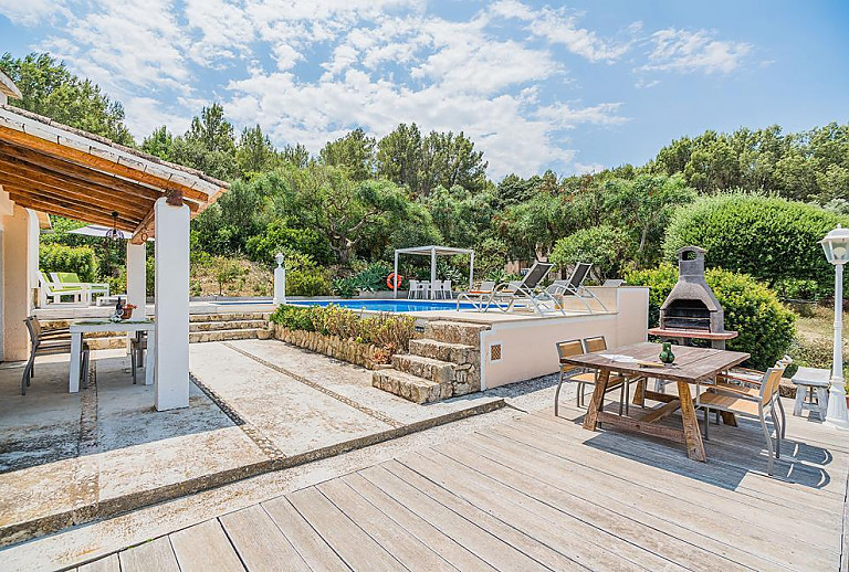 Aussenbereich Holztisch Holzbaenke Grill Sonnenschirm Pool Sonnenliegen