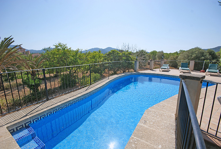 Pool Bäume Sonnenliegen Himmel Berge Weitblick