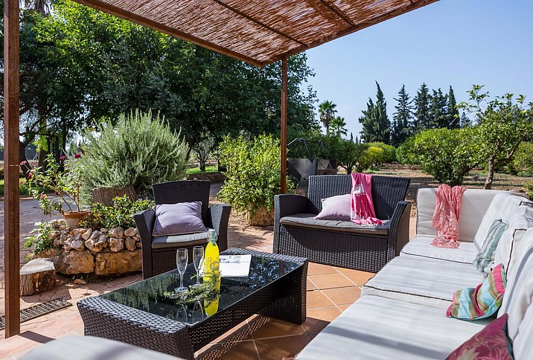 Terrasse Sessel Tisch Ausblick Himmel