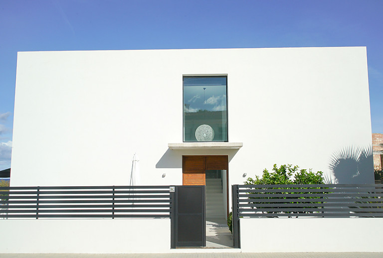 Fassade Haustür Baum Himmel Zaun