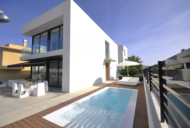 Ferienhaus Pool Terrasse Gartenmöbel Himmel