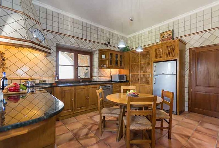 Küchentisch Stühle Kühlschrank Fenster