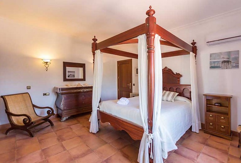 Himmelbett Schaukelstuhl Kommode Spiegel