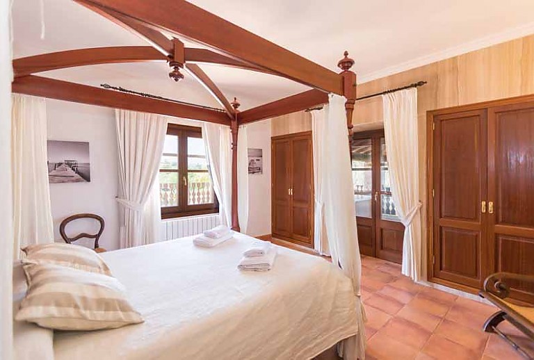Doppelbett Schrank Fenster Stuhl