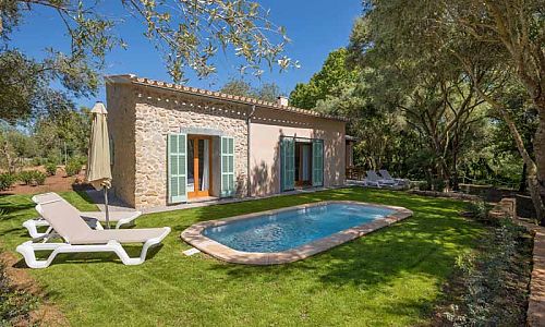 Finca Pool Rasen Poolliegen