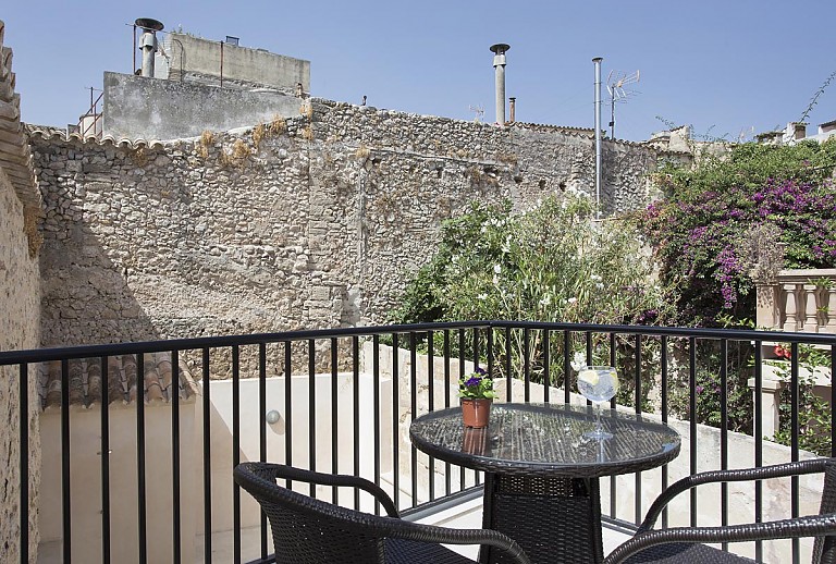 Terrasse mit Tisch und Stühlen
