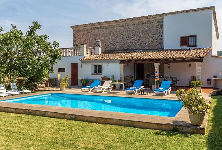 Pool vor der Finca mit Sonnenliegen und Rasenfläche