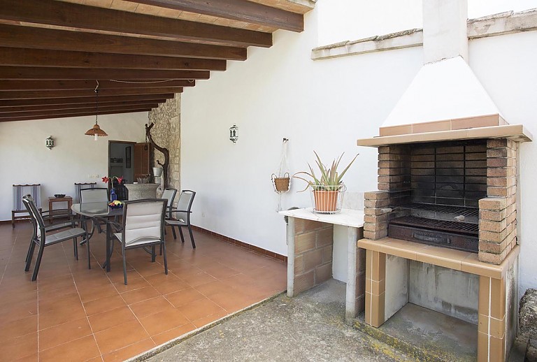 Gemauerter Grill vor der Überdachten Terrasse mit Essplatz