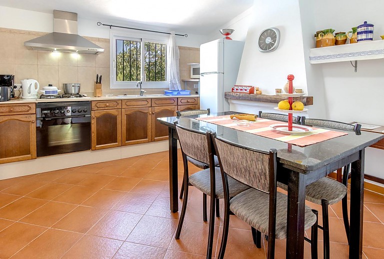 Küche mit Herd und Esstisch im Erdgeschoss